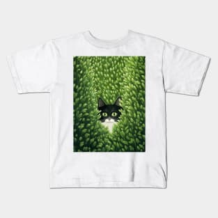 Cat in the green grass Kids T-Shirt